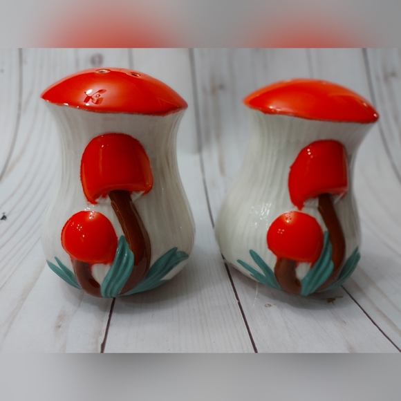 Vintage Ceramic Mushroom Salt and Pepper With Tray *Like New Condition* - Picture 5 of 9